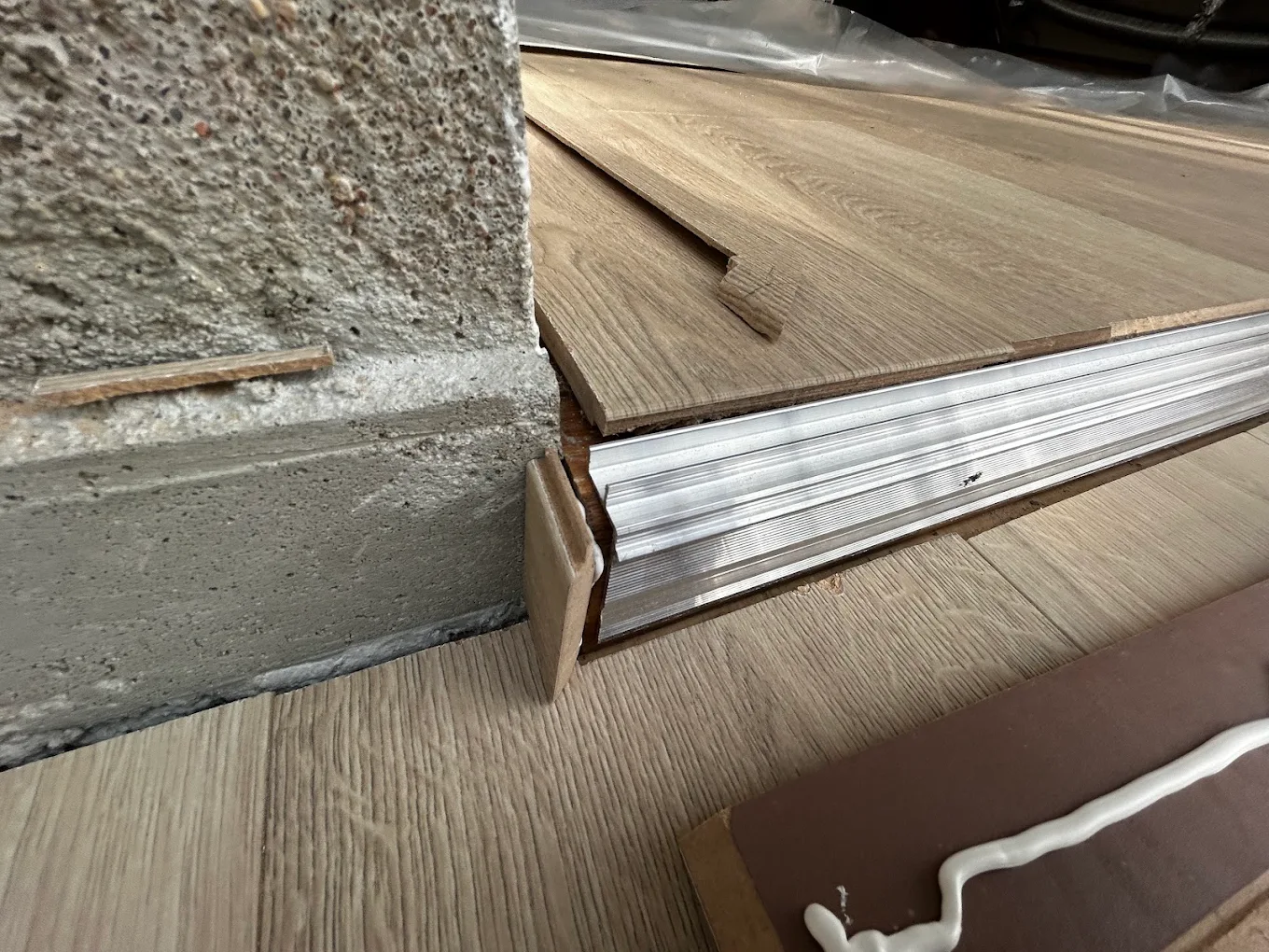 Pose de plinthes avec parquet 71400